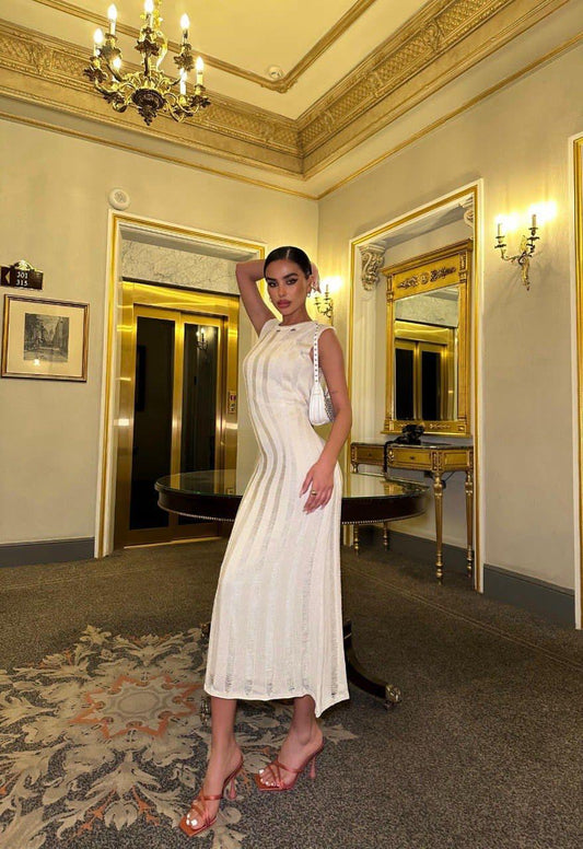Дамска рокля Karely White  https://bvseductive.com/products/дамска-рокля-karely-white  ежедневна рокля в бял цвят модел по тялото, описващ фигурата от приятно и финно плетиво чудесен избор за красива, женствена визия