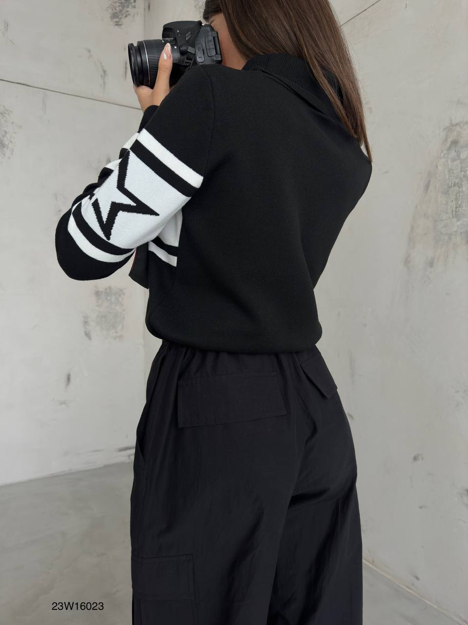 Дамски пуловер Shane Blakc  https://bvseductive.com/products/дамски-пуловер-shane-blakc  модерен дамски пуловер в черно и бяло изработка от фино плетиво с поло яка комбинативен модел, с който ще направите впечатление
