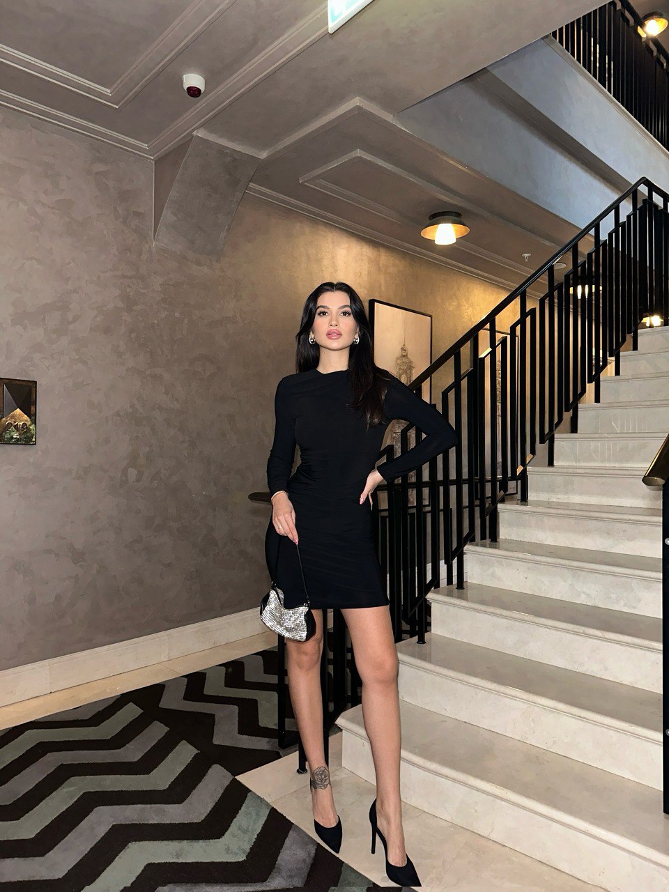 Дамска рокля Liza Blakc  https://bvseductive.com/products/дамска-рокля-liza-blakc  дамска рокля в черен цвят изработена от приятна и мека материя вталена кройка, подчертаваща извивките перфектен избор за Вашата стилна визия