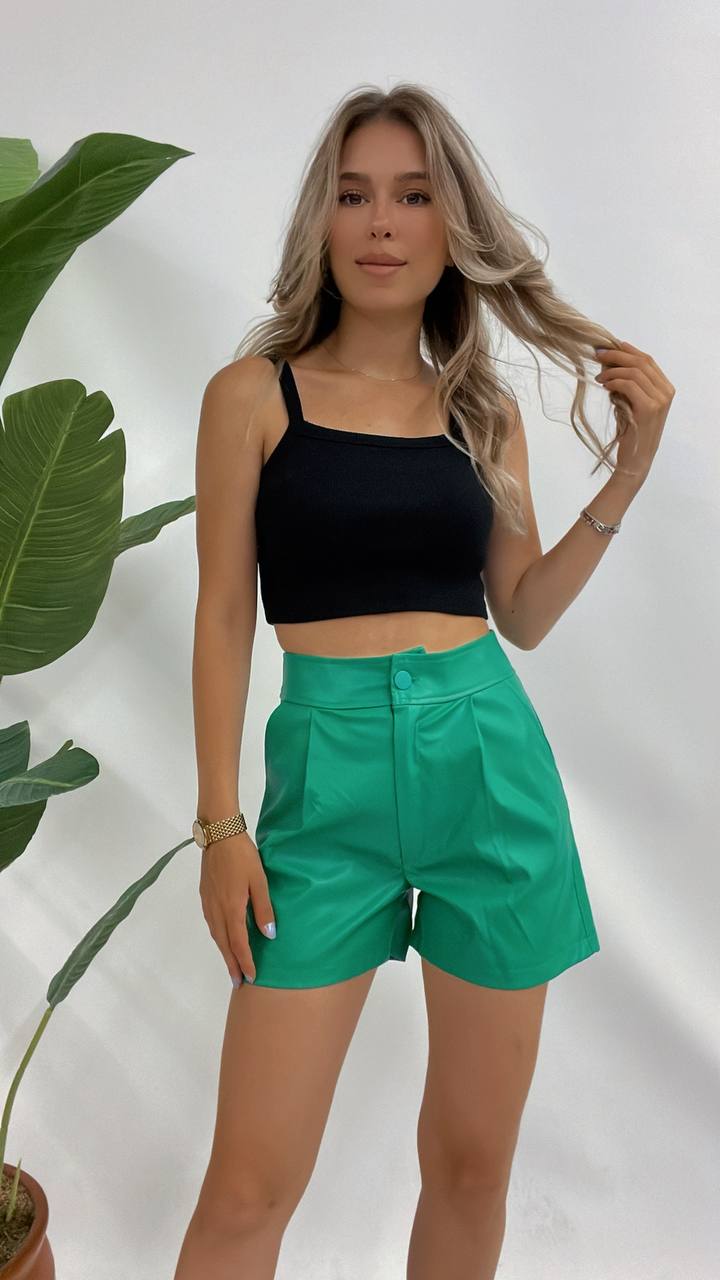 Дамски къси кожени панталони Frida Green  https://bvseductive.com/products/frida-green  модерни къси панталонки в зелен цвят модел със свободна и удобна кройка с колан в горната част и удобни джобове позволява лесно да се комбинира идеален избор