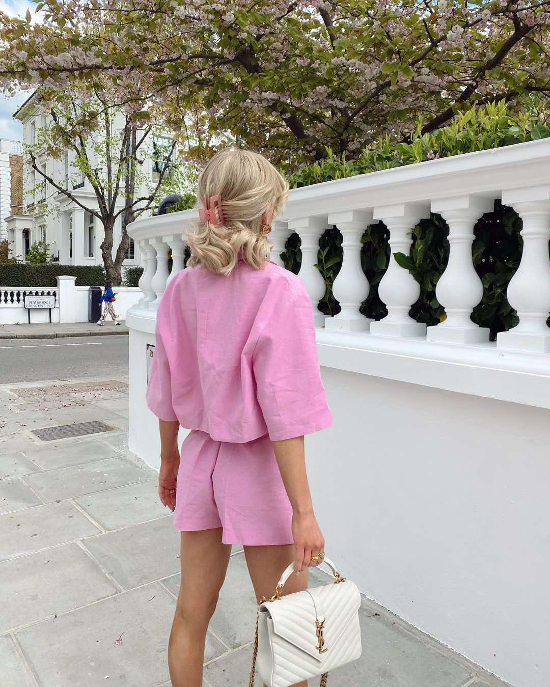 Дамски летен комплект Blossom Pink  https://bvseductive.com/products/дамски-летен-комплект-blossom-pink  Представяме ви перфектния летен комплект - модерено сако в комбинация със стилни къси панталонки. Идеален за горещите дни, този комплект съчетава стил и комфорт