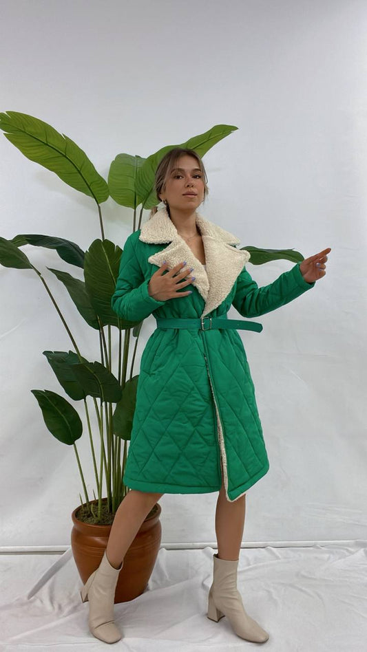 Дамско яке Abigaila Green  https://bvseductive.com/products/дамско-яке-abigail-green  100 % полиестер дълго тренди яке в зелен цвят моделът е втален с коланче на талията топла подплата и красива яка висококачествена изработка и модерно излъчване