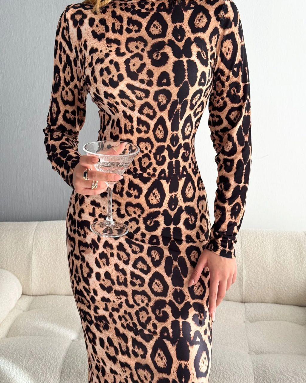 Дамска рокля Sherlyn  https://bvseductive.com/products/дамска-рокля-sherlyn  стилна дълга рокля в тигров десен втален силует, подчертаващ фигурата страхотен избор за Вашата визия