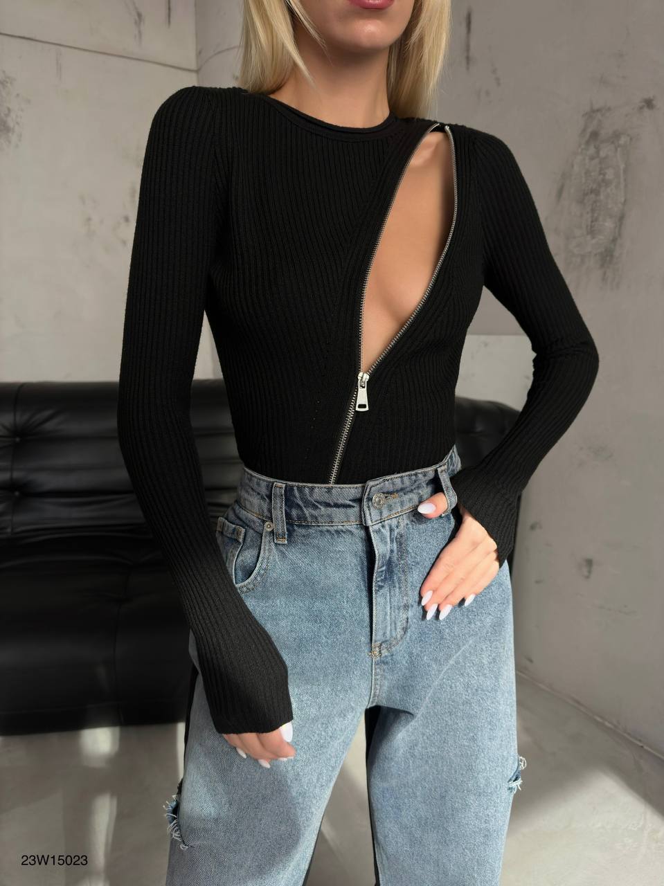 Дамска блуза Courtney Black  https://bvseductive.com/products/дамска-блуза-courtney-black  стилна дамска блуза в черен цвят със секси акцент от цип по диагонал изработена от мека, приятна материя комфортен и лесно комбинативен модел със силует, който