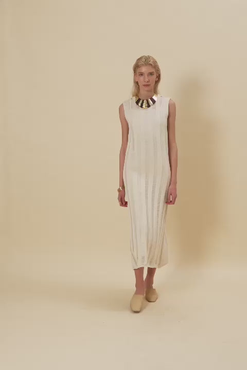 Дамска рокля Karely White  https://bvseductive.com/products/дамска-рокля-karely-white  ежедневна рокля в бял цвят модел по тялото, описващ фигурата от приятно и финно плетиво чудесен избор за красива, женствена визия