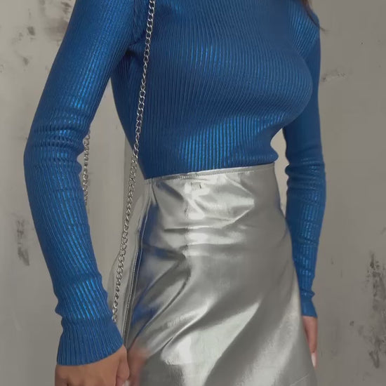Дамска блуза Marie Blue  https://bvseductive.com/products/дамска-блуза-marie-blue  ефектна блуза в син цвят втален модел, подчертаващ фигурата с дълъг ръкав и поло яка красиво предложение за Вашата визия