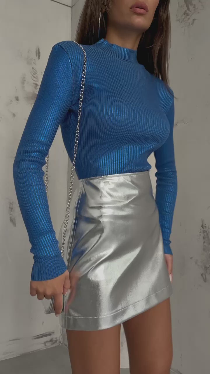 Дамска блуза Marie Blue  https://bvseductive.com/products/дамска-блуза-marie-blue  ефектна блуза в син цвят втален модел, подчертаващ фигурата с дълъг ръкав и поло яка красиво предложение за Вашата визия