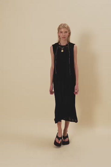 Дамска рокля Karely Black  https://bvseductive.com/products/дамска-рокля-karely-black  ежедневна рокля в черен цвят модел по тялото, описващ фигурата от приятно и финно плетиво чудесен избор за красива, женствена визия
