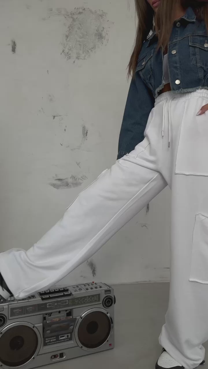 Дамски карго панталон Allti White  https://bvseductive.com/products/дамски-карго-панталон-allti  модерен дамски карго панталон в бял цвят модерен дизайн, свободена кройка висока талия,за повече комфорт и стил идеално допълнение към ежедневния Ви гардероб