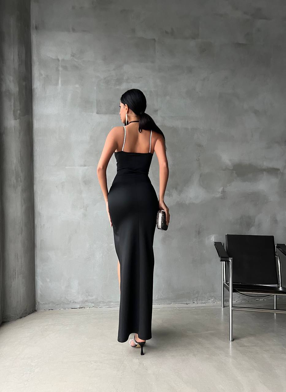 Дамска рокля Carly  https://bvseductive.com/products/дамска-рокля-carly  модерна рокля в черен цвят с вталена кройка, приятно подчертаваща извивките с изрязано деколте,и с акцент от камъни за презрамки интересно предложение за Вашата