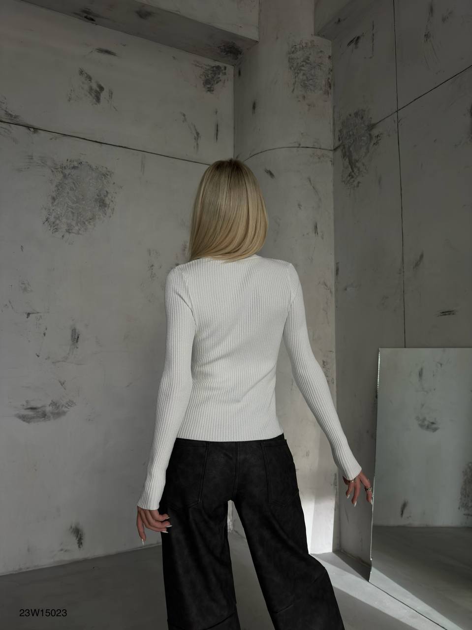 Дамска блуза Courtney White  https://bvseductive.com/products/дамска-блуза-courtney-white  стилна дамска блуза в бял цвят със секси акцент от цип по диагонал изработена от мека, приятна материя комфортен и лесно комбинативен модел със силует, който