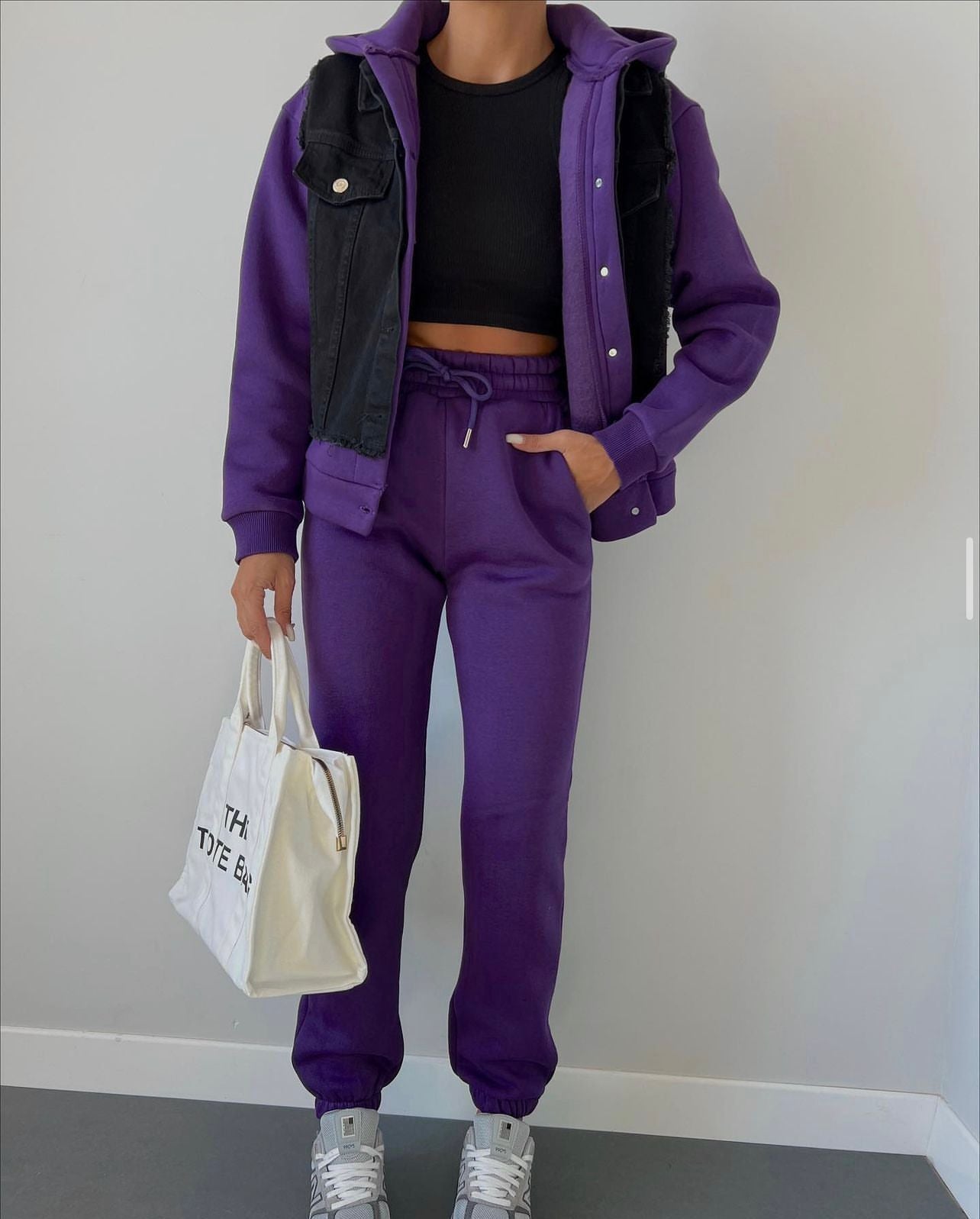 Дамски комплект Lawrence Purple  https://bvseductive.com/products/дамски-комплект-lawrence-purple  ежедневен дамски комплект от две материи изработен от мека материя в едноцветен дизайн практичен суичър и предни джобове комфортен панталон с висока