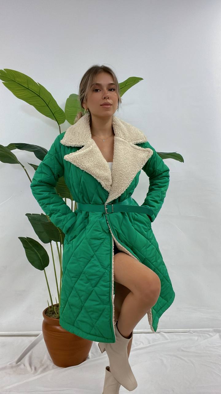 Дамско яке Abigaila Green  https://bvseductive.com/products/дамско-яке-abigail-green  100 % полиестер дълго тренди яке в зелен цвят моделът е втален с коланче на талията топла подплата и красива яка висококачествена изработка и модерно излъчване