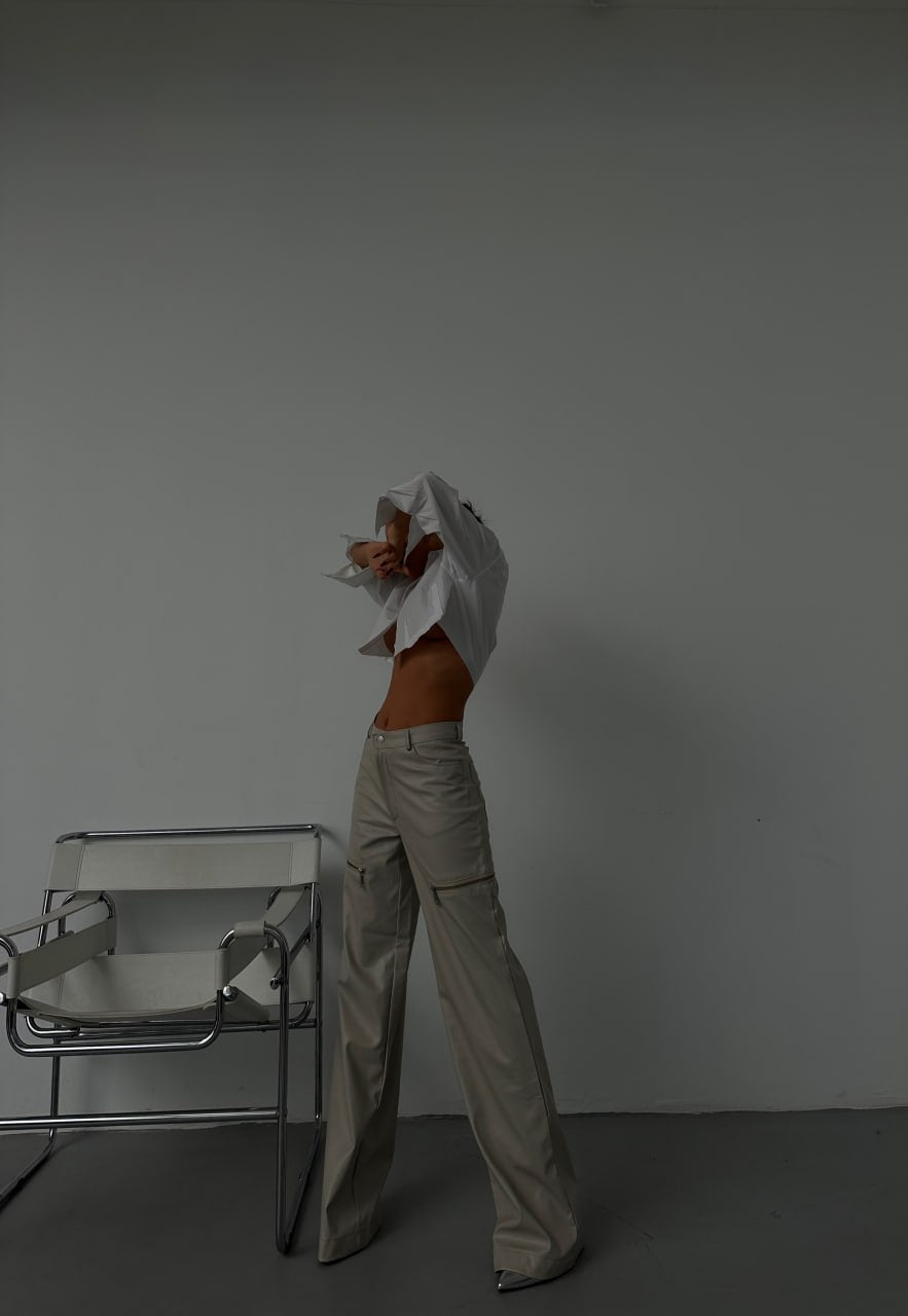 Дамски панталон Lori Beige  https://bvseductive.com/products/дамски-панталон-lori-beige  бежов панталон от изкуствена кожа с висока талия, удължаваща силуета актуален модел с разкроени крачоли отличен избор за Вашата тренди визия