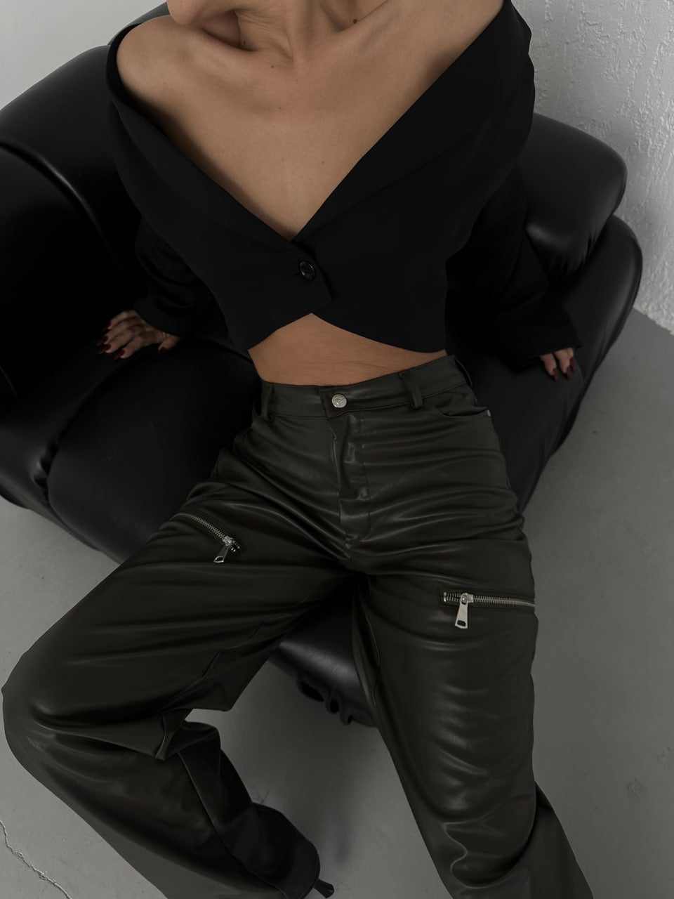 Дамски панталон Lori  https://bvseductive.com/products/дамски-панталон-lori  маслено зелен панталон от изкуствена кожа с висока талия, удължаваща силуета актуален модел с разкроени крачоли отличен избор за Вашата тренди визия