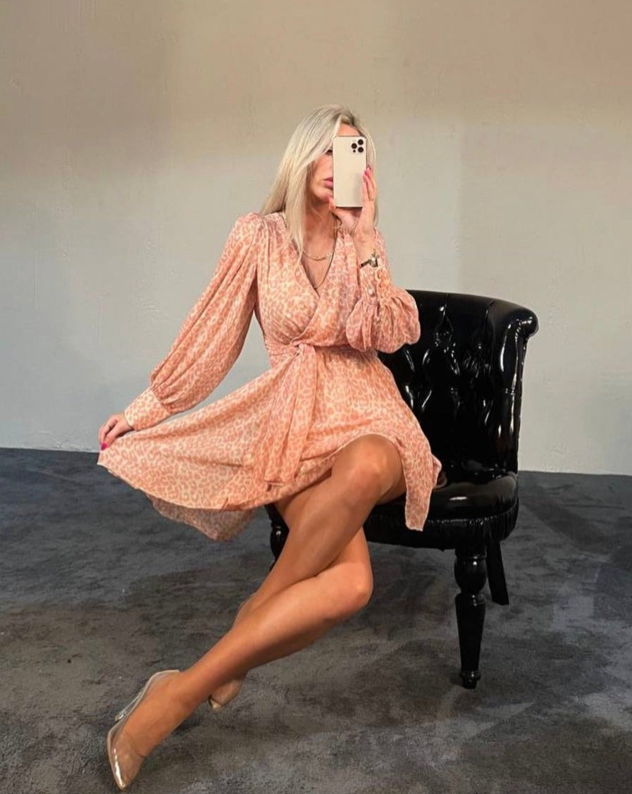 Дамска рокля FAMORDA  https://bvseductive.com/products/дамска-рокля-famorda  100 % полиестер модерна къса рокля в актуален интересен&nbsp; десен предложение, с което ще направиш впечатление&nbsp; умален модел