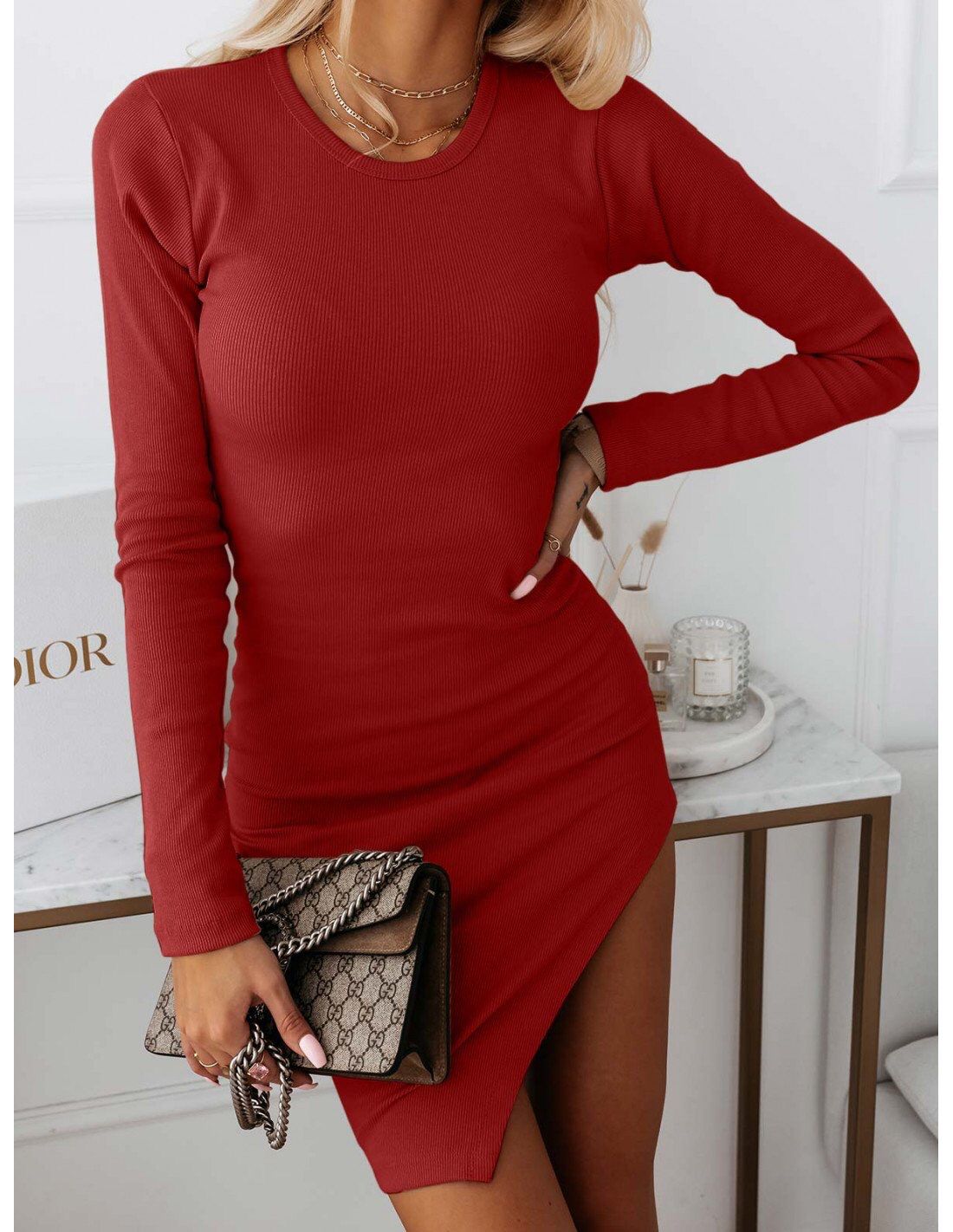 Дамска рокля INNA  https://bvseductive.com/products/дамска-рокля-inna-2  рокля в миди дължина за ежедневието в червен цвят изработена от мека материя в изчистен дизайн вталена кройка, подчертаваща извивките на тялото с голяма секси цепка интересно предложение, с което ще направите впечатление&nbsp;