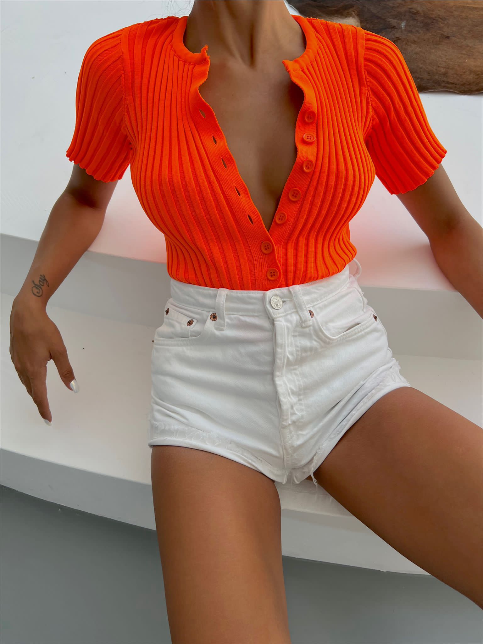 Дамска блуза BENI  https://bvseductive.com/products/дамска-блуза-beni-4  тренди дамска блуза в оранжев цвят актуален и стилен модел за сезона чудесен избор за всекидневна визия