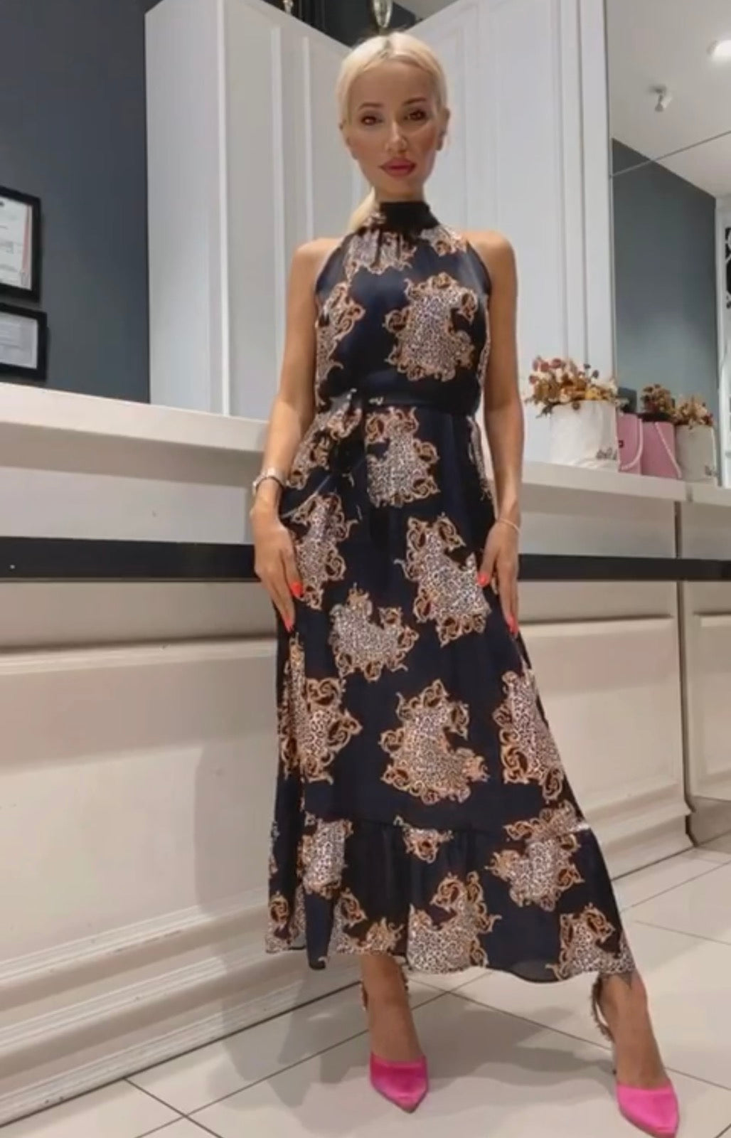 Дамска рокля Lauren Black  https://bvseductive.com/products/womans-s-dresses-lauren-black  стилна дълга рокля с красив флорален принт висококачествена изработка от ефирна материя със свободна кройка, подходяща за всяка фигура чудесен избор за Вашата .