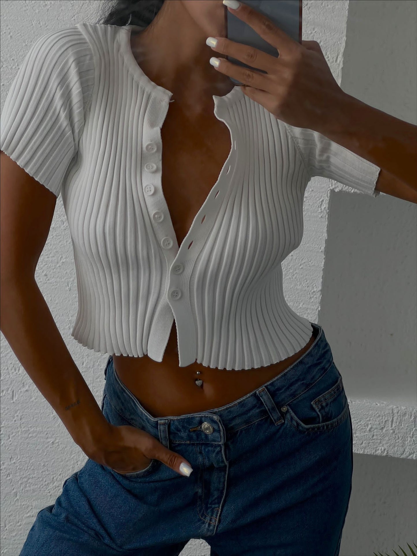 Дамска блуза BENI  https://bvseductive.com/products/дамска-блуза-beni  тренди дамска блуза в бял цвят актуален и стилен модел за сезона чудесен избор за всекидневна визия