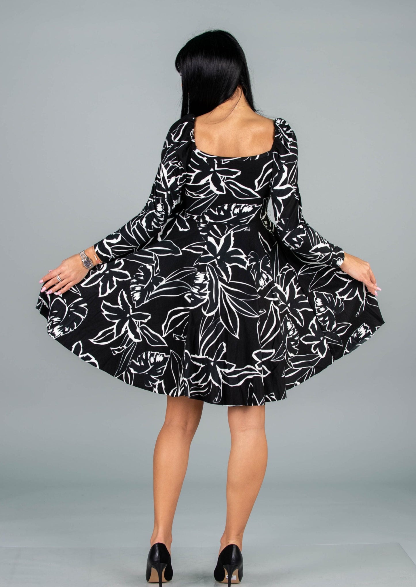 Дамска рокля LAMBADA  https://bvseductive.com/products/дамска-рокля-lambada-1  95 % памук 5 % еластан кокетна къса&nbsp; рокля от кадифе черен цвят на бели мотиви бъдете в крак с модата