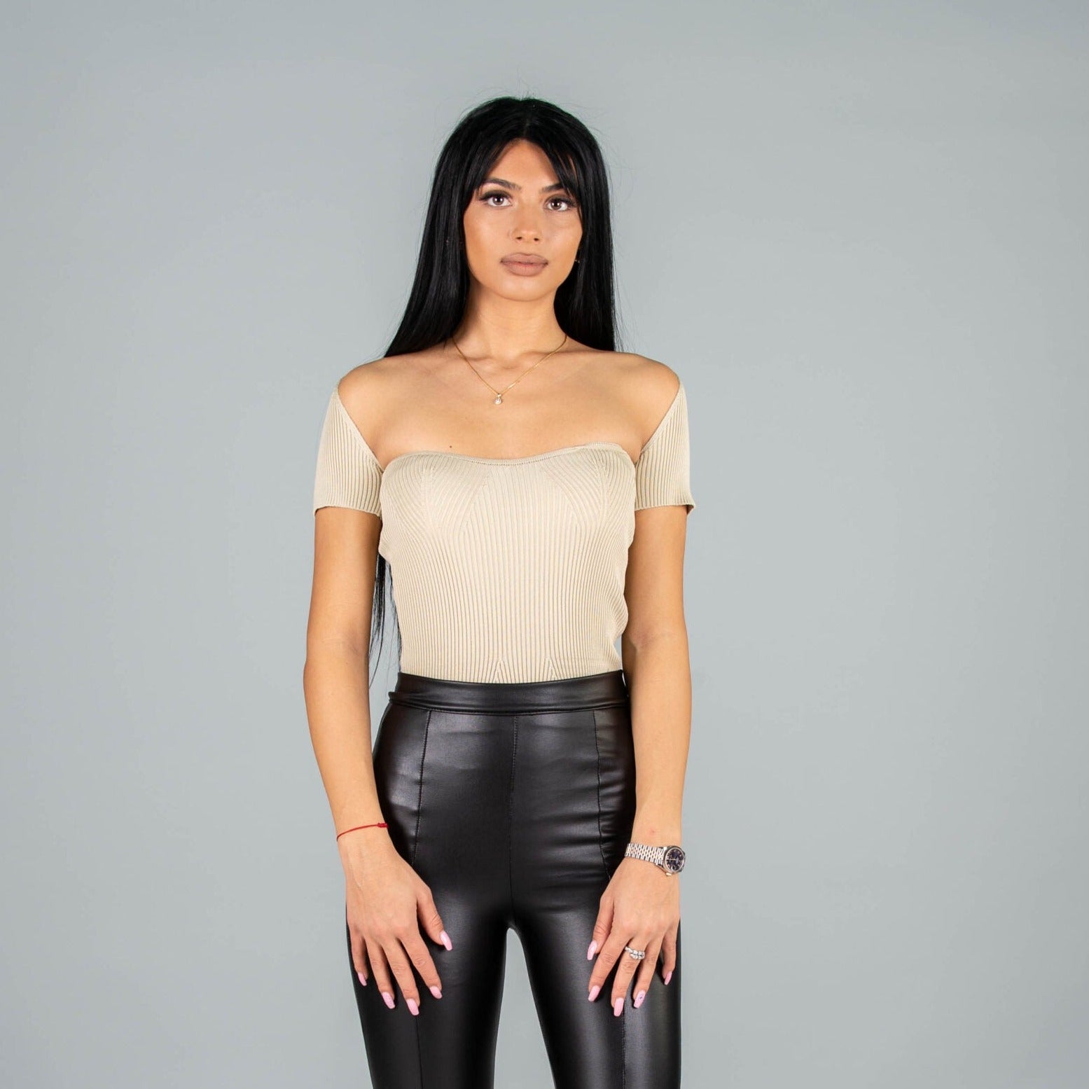 Дамска блуза CORSET  https://bvseductive.com/products/дамска-блуза-corset-4  100 % вискоза стилна дамска блуза в бежов цвят с изчистен класически дизайн&nbsp; секси деколте и къс ръкав&nbsp; чудесен избор за модерна визия