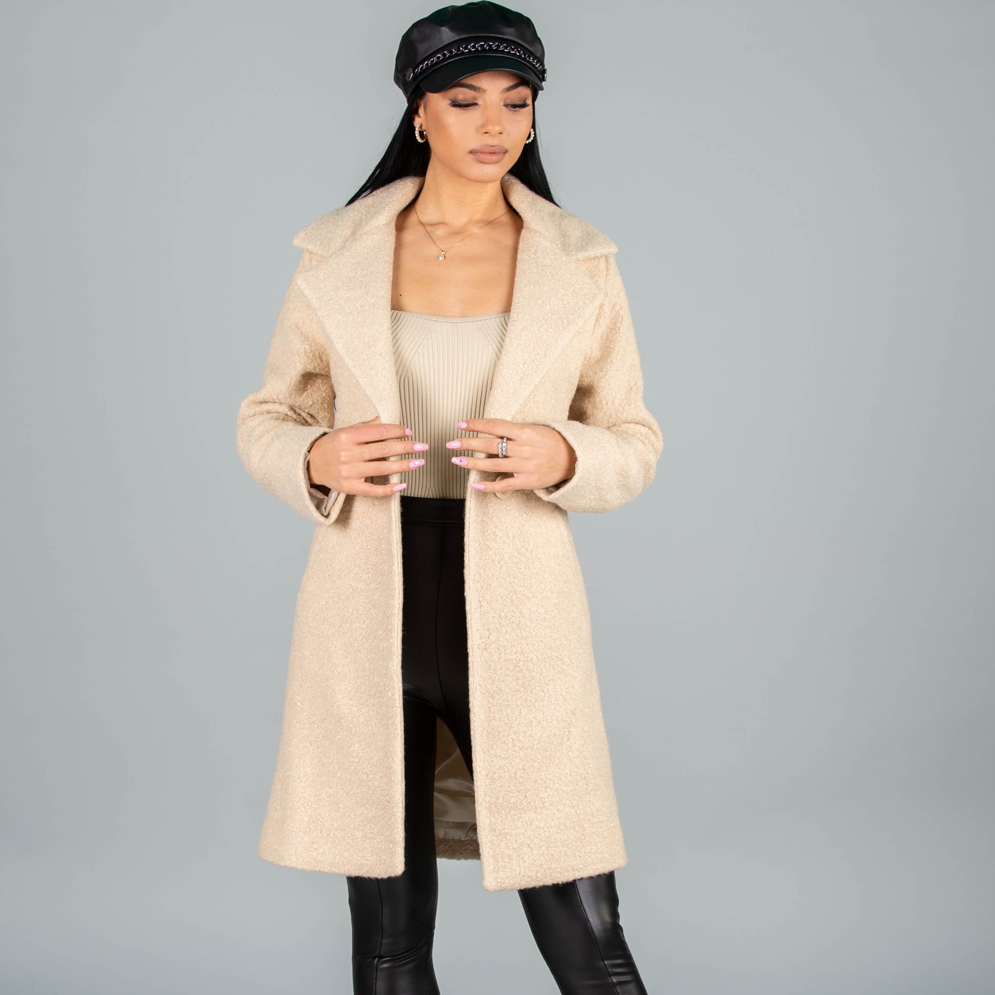 Дамско палто DIANA  https://bvseductive.com/products/women-s-coats-diana  10 % вълна 90 % полиестер дамско палто в бежов цвят с ефектен ревер и закопчаване с копчета със странични джобове палтото е подходящо за преходните сезони