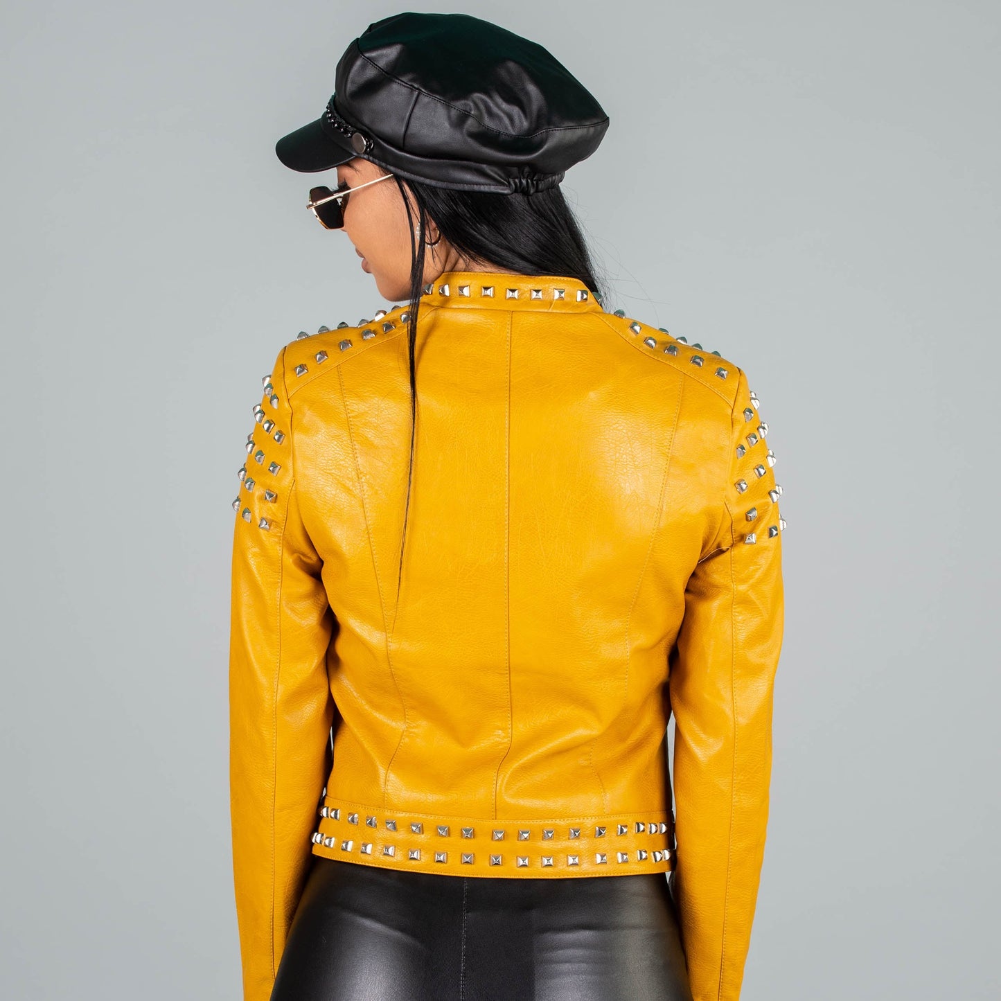Дамско яке DELLA  https://bvseductive.com/products/women-s-jackets-della-1  еко кожа актуално дамско яке в жълт цвят закопчаване странично с цип с ефектна яка и капси със странични джобчета с цип якето е идеално за преходните сезони