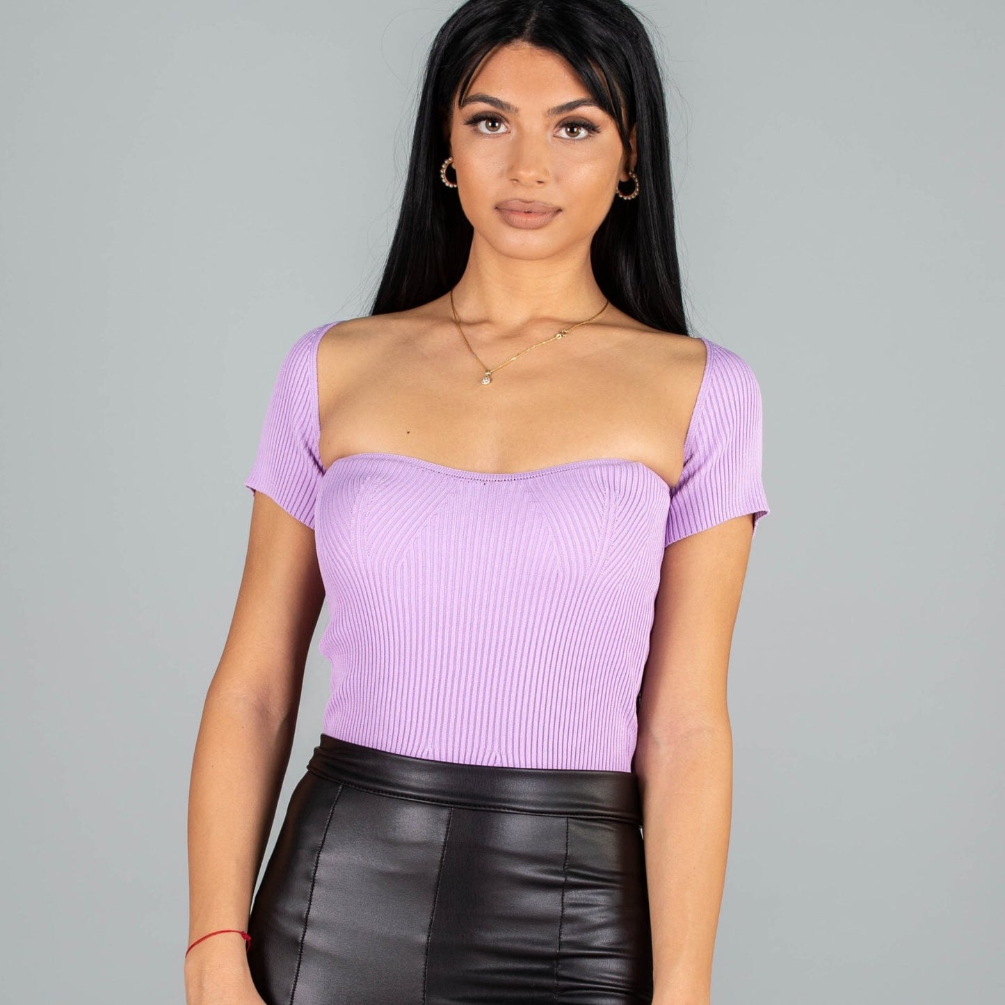 Дамска блуза CORSET  https://bvseductive.com/products/дамска-блуза-corset-2  100 % вискоза стилна дамска блуза в лилав цвят с изчистен класически дизайн&nbsp; секси деколте и къс ръкав&nbsp; чудесен избор за модерна визия