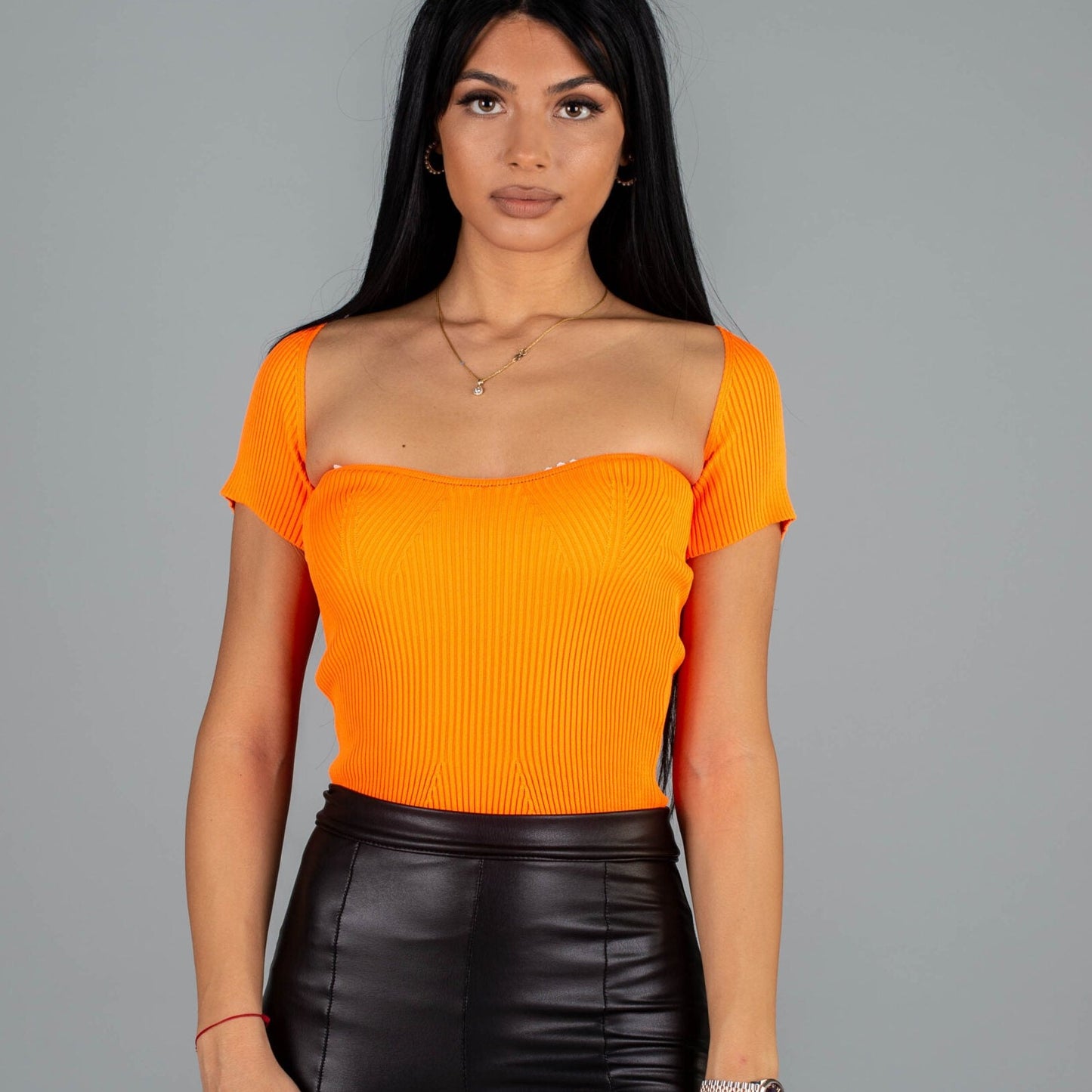 Дамска блуза CORSET  https://bvseductive.com/products/дамска-блуза-corset-3  100 % вискоза стилна дамска блуза в оранжев цвят&nbsp; с изчистен класически дизайн&nbsp; секси деколте и къс ръкав&nbsp; чудесен избор за модерна визия