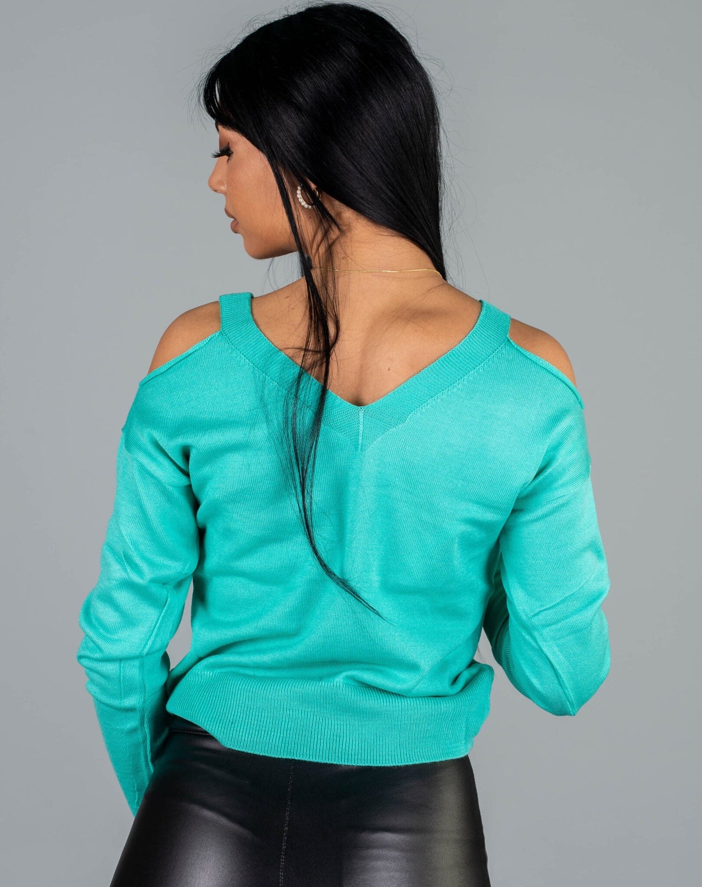 Дамска блуза DILGERMA  https://bvseductive.com/products/дамска-блуза-dilgerma  100% акрил ефектна дамска блуза в цвят мента изработена от изклучително фино плетиво с шпиц деколте и голо рамо блузата се комбинира лесно модерно предложение за ежедневието