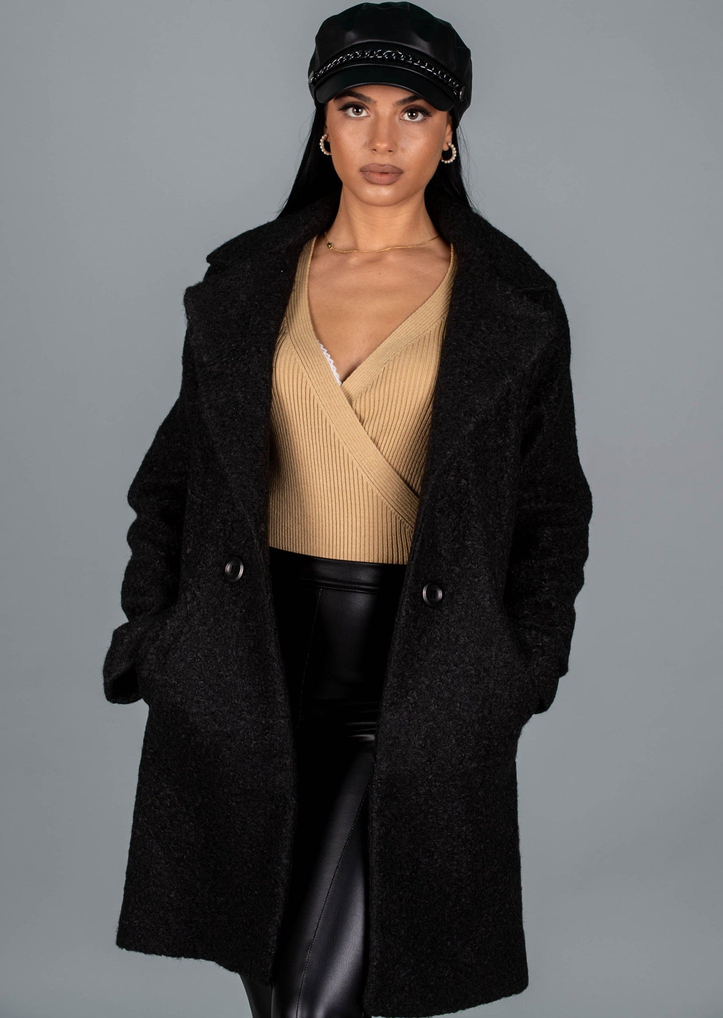 Дамско палто BONNA  https://bvseductive.com/products/women-s-coats-bonna  100 % полиестер страхотно ежедневно палто в черен цвят с удобна свободна кройка и странични джобове позволява съчетаване с богат набор от дрехи актуален избор за сезон Есен/Зима