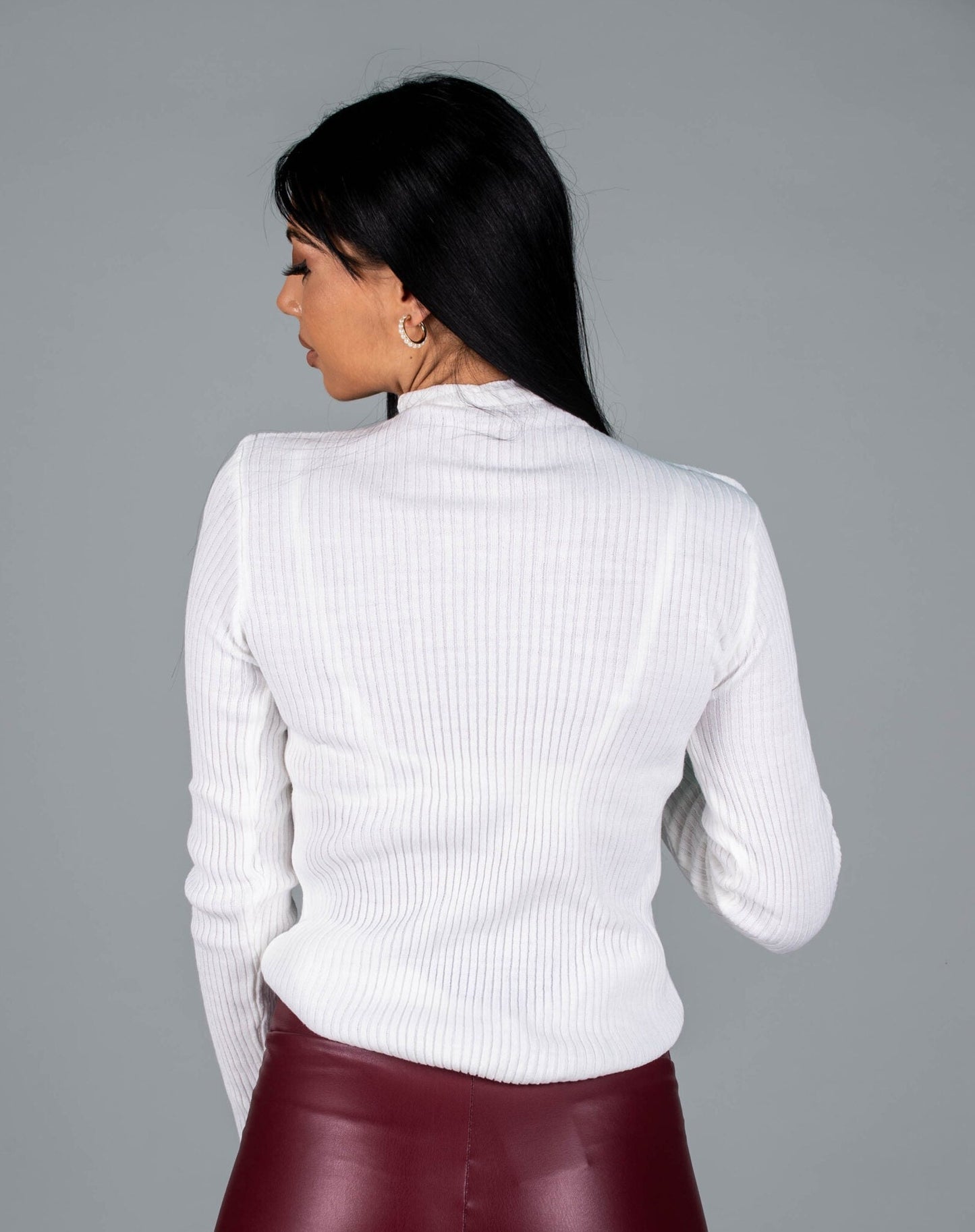 Дамска блуза FINERSA  https://bvseductive.com/products/дамска-блуза-finersa  70 % вълна 30 % акрил стилна дамска блуза в бял цвят&nbsp; моделът е с ефектни цветчета&nbsp; и поло яка висококачествена изработка и модерно излъчване кройка по тялото, подходяща за всяка фигура стилно предложение за сезон Есен/Зима