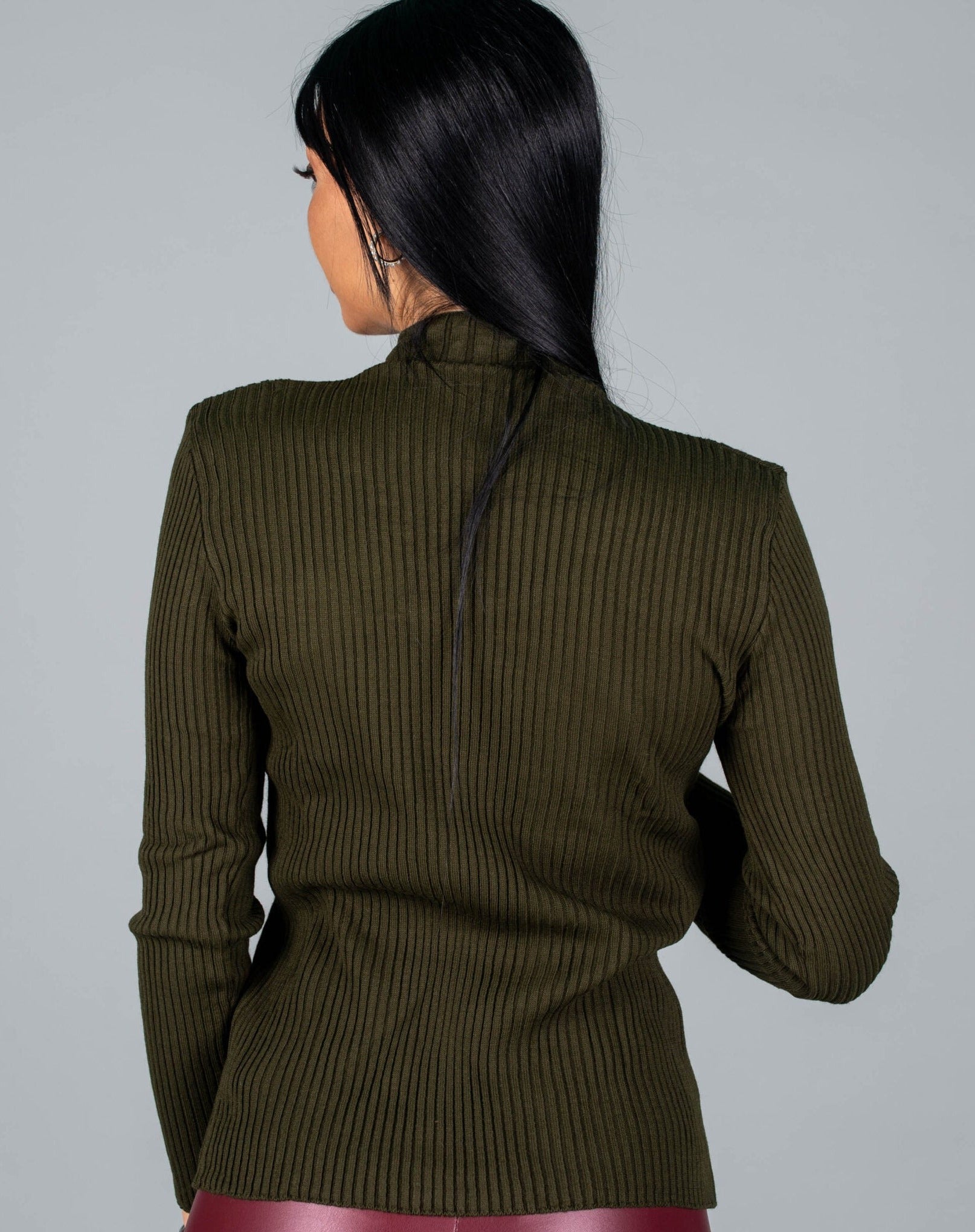 Дамска блуза FINERSA  https://bvseductive.com/products/дамска-блуза-finersa-1  70 % вълна 30 % акрил стилна дамска блуза в маслено зелен цвят&nbsp; моделът е с ефектни цветчета&nbsp; и поло яка висококачествена изработка и модерно излъчване кройка по тялото, подходяща за всяка фигура стилно предложение за сезон Есен/Зима