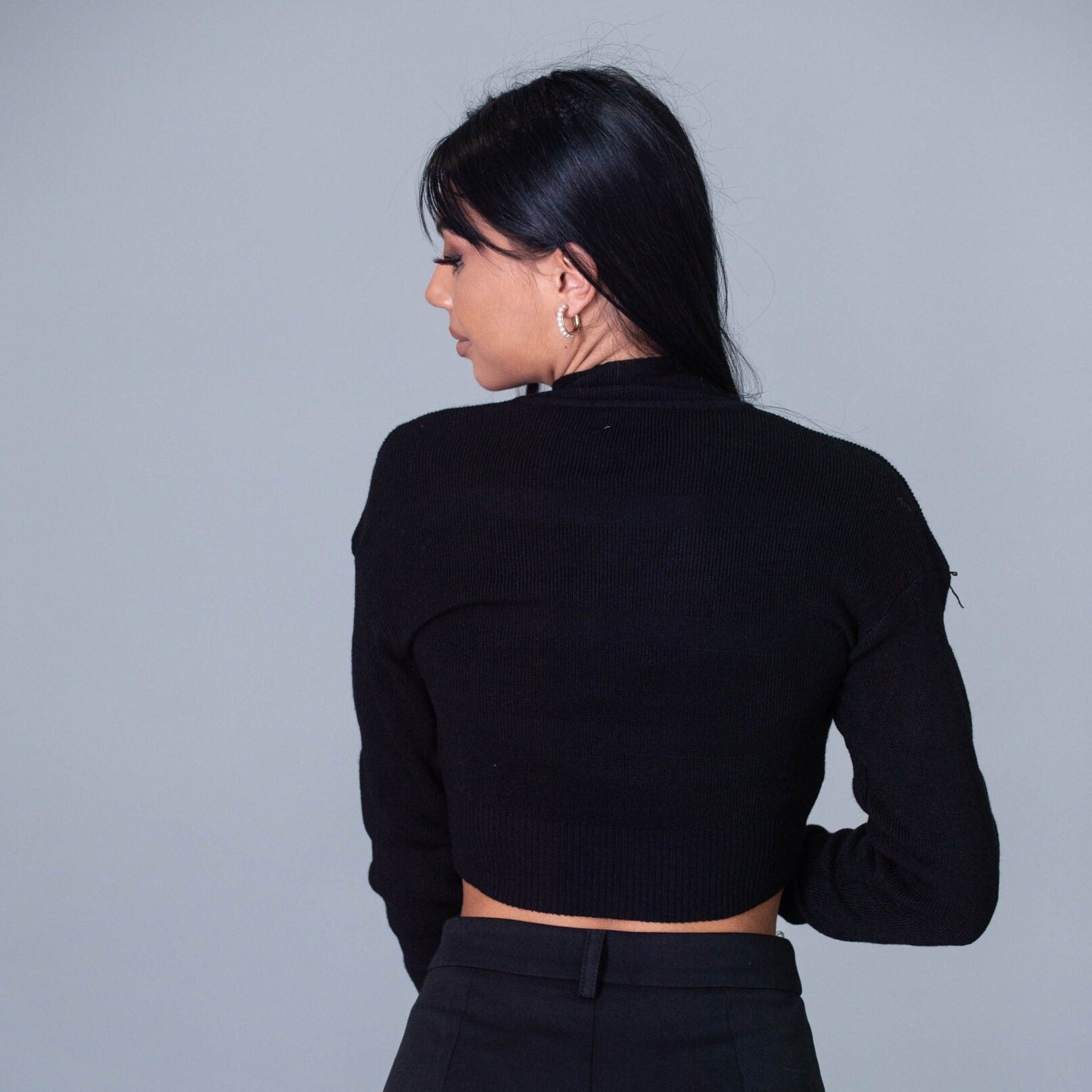 Дамска блуза LAUREN  https://bvseductive.com/products/дамска-блуза-lauren  85 % вискоза 15 % нилон стилна дамска блуза в черен цвят къс модел с нежно излъчване твоят избор за изключителна визия