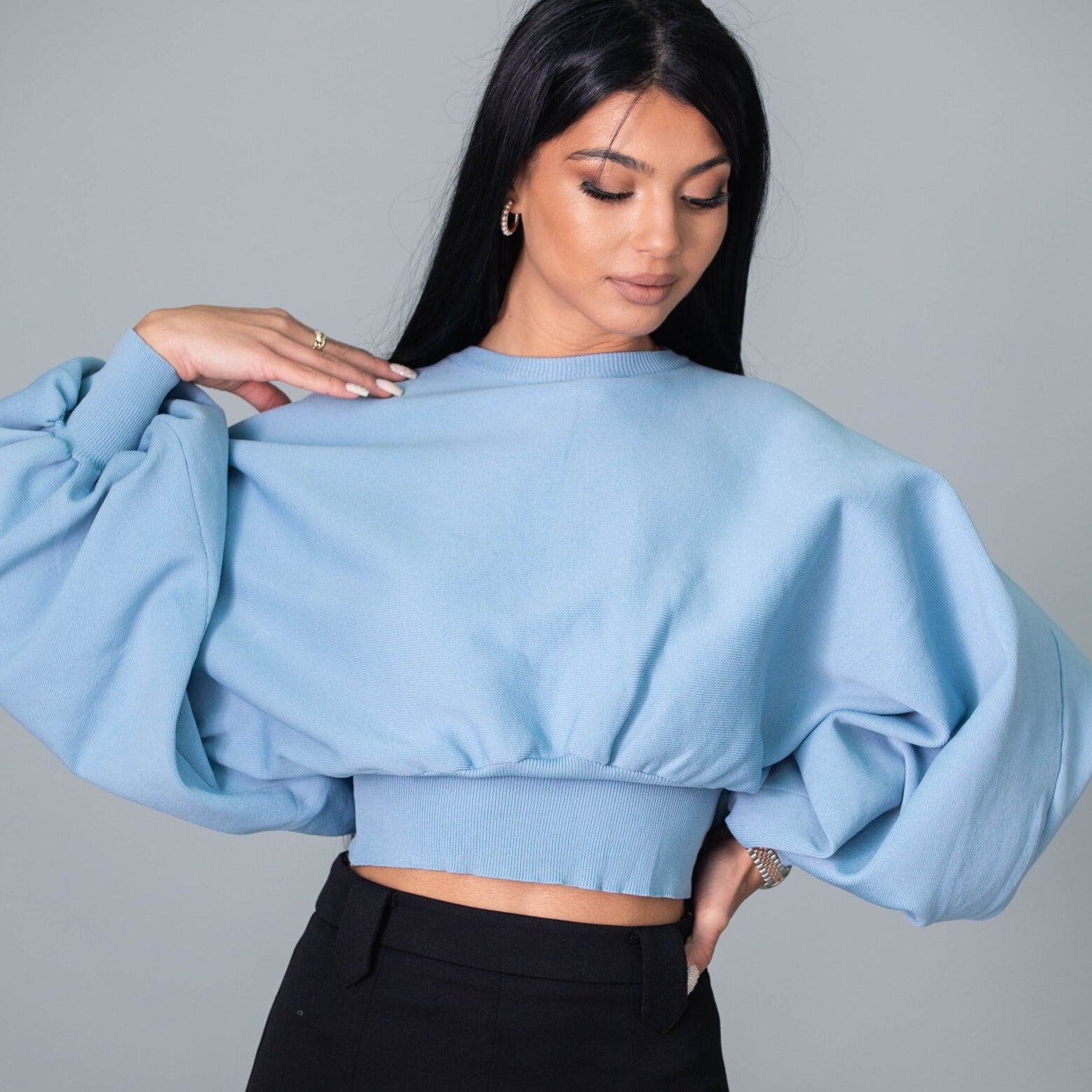 Дамска блуза CATRIN  https://bvseductive.com/products/дамска-блуза-catrin-2  80 % полиестер 20 % еластан страхотна дамска блуза в син цвят модел с&nbsp; дълги ръкави тип прилеп твоят избор за впечатляваща визия