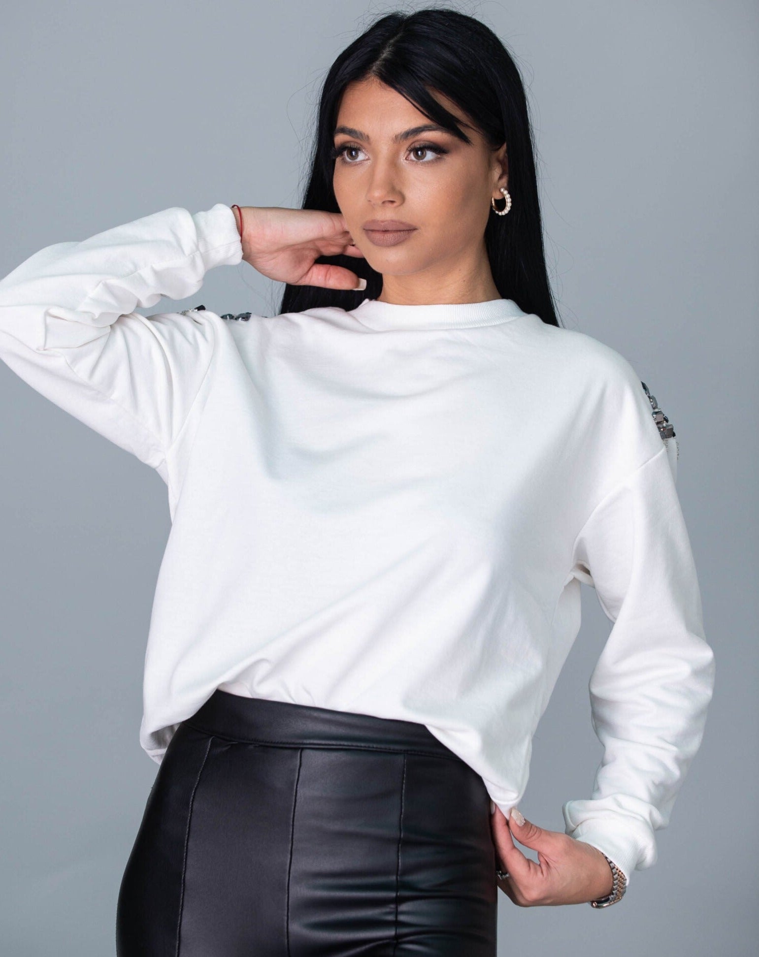 Дамска блуза DELVINS  https://bvseductive.com/products/дамска-блуза-delvins-1  100 % памук модерна дамска блуза в&nbsp; бял цвят&nbsp; изработен от мека и приятна материя с ефектни камъни на раменете бъдете изключителни с блуза&nbsp;DELVINS