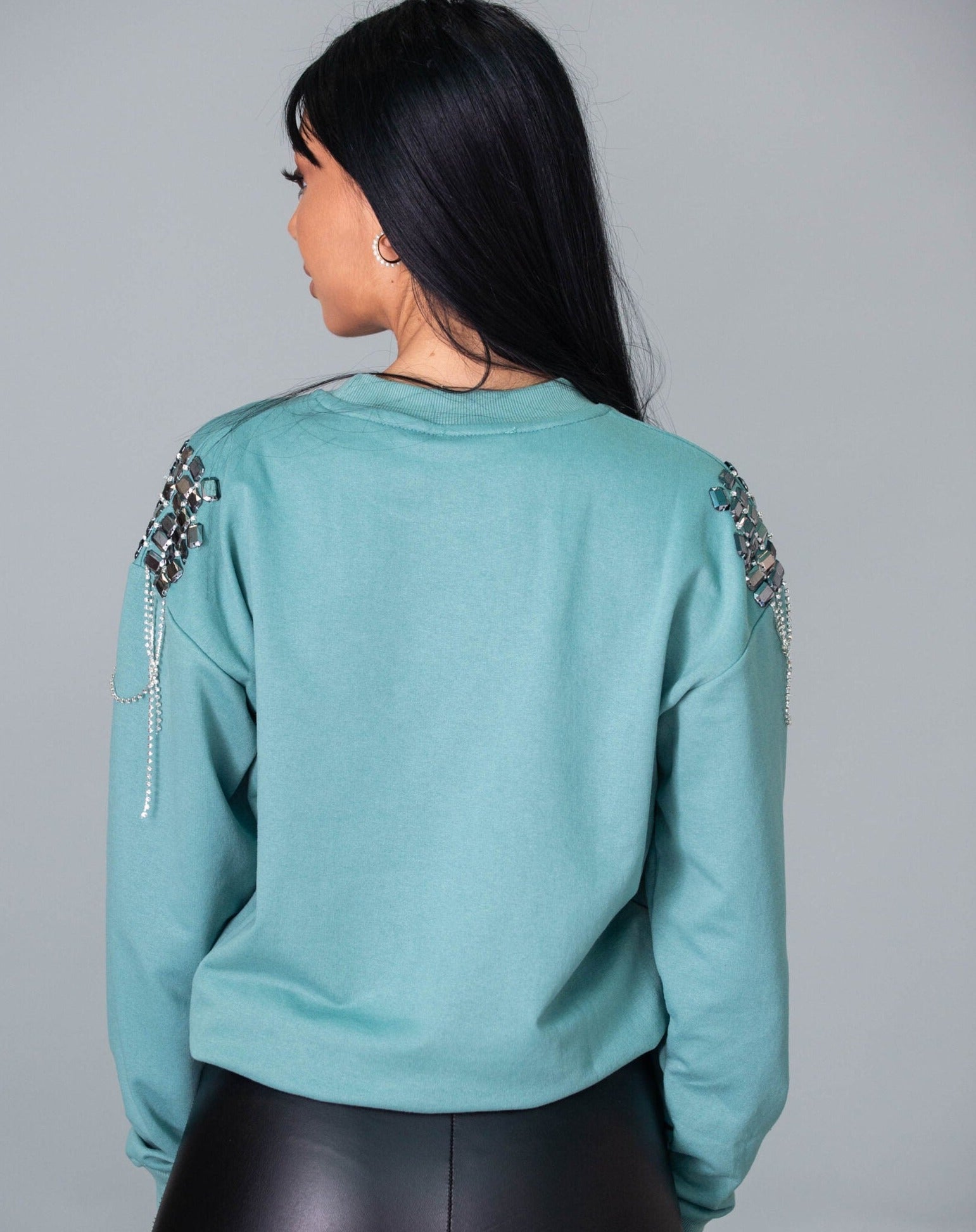 Дамска блуза DELVINS  https://bvseductive.com/products/дамска-блуза-delvins-2  100 % памук модерна дамска блуза в цвят мента изработен от мека и приятна материя с ефектни камъни на раменете бъдете изключителни с блуза&nbsp;DELVINS