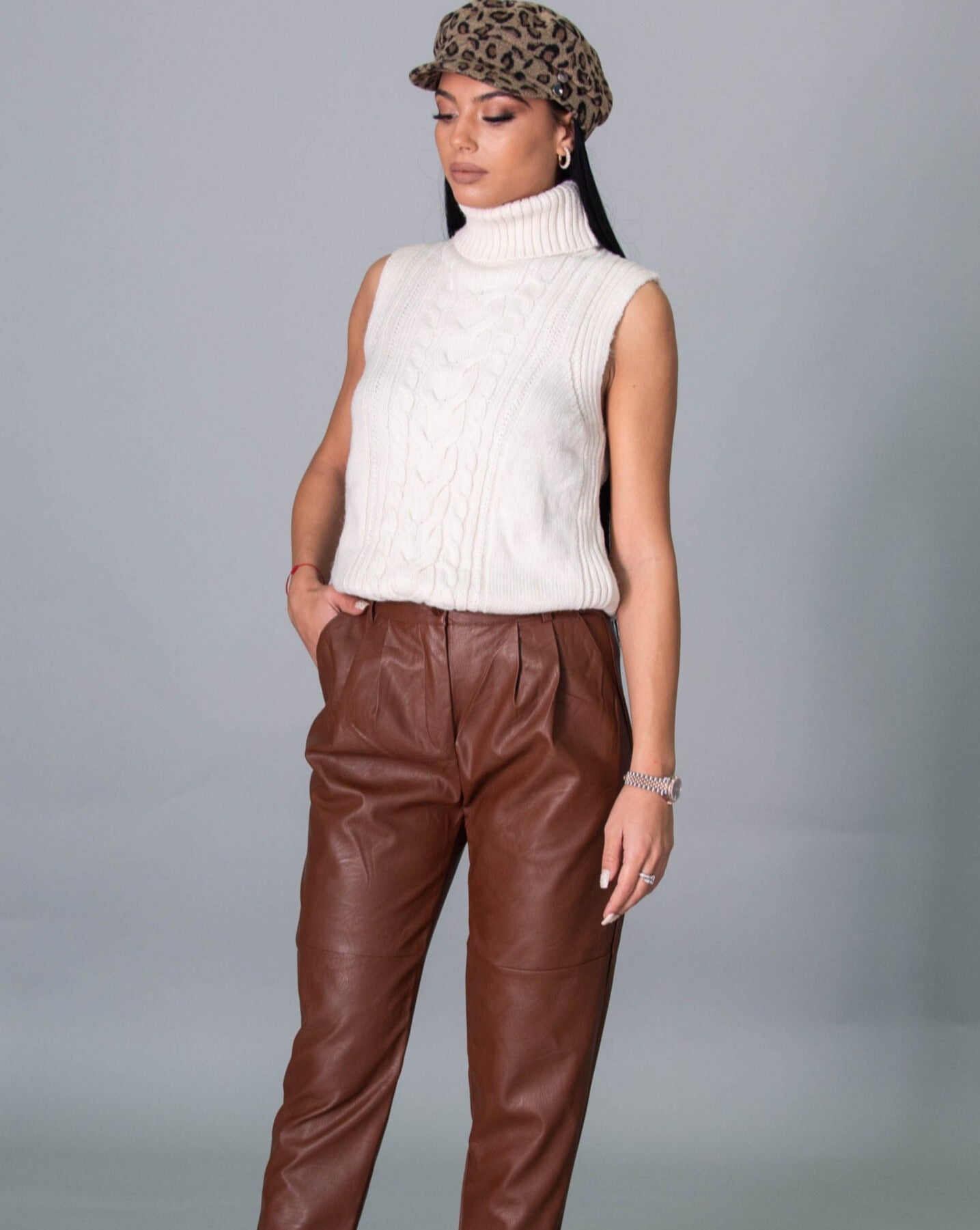 Дамски панталон CATTLEYA  https://bvseductive.com/products/дамски-панталон-cattleya-1  еко кожа&nbsp; тренди дамски панталон в кафяв цвят със свободна и удобна кройка&nbsp; модел висока талия и набор над джоба атрактивен дизайн за модерна визия&nbsp; чудесен избор за стилно излъчване