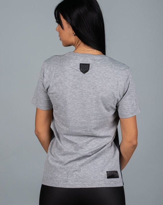 Дамска тениска SEVILLA  https://bvseductive.com/products/дамска-тениска-sevilla  тренди дамска тениска в сив цвят с овално деколте и удобна&nbsp;свободна кройка с фина мрежа&nbsp; в предната част висококачествена изработка и приятна и мека материя комбинативен модел, подходящ за различни модни съчетания