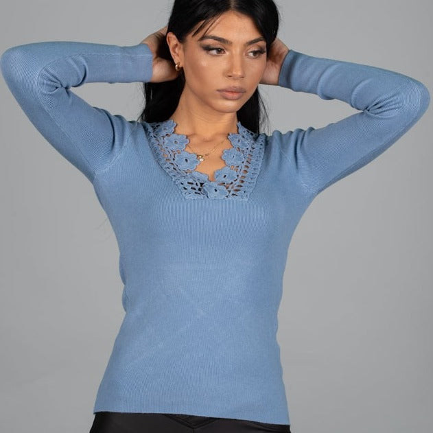 Дамска блуза VINCEOTTO  https://bvseductive.com/products/дамска-блуза-vinceotto-3  50,7 % вискоза 28,6 % полиестер 20,7 % нилон дамска блуза в син цвят&nbsp; красиво дантелено деколте стилна и красива в ежедневието