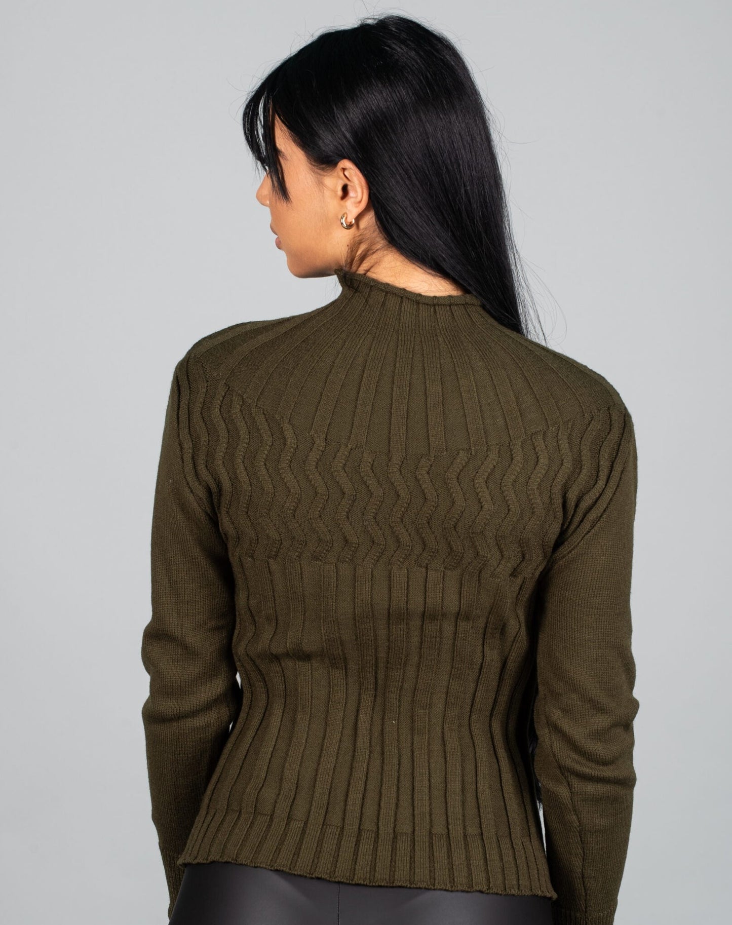 Дамска блуза LORNELA  https://bvseductive.com/products/дамска-блуза-lornela-2  60 % вискоза 40 % нилон топла дамска блуза в маслено зелен цвят модел по тялото с&nbsp; поло яка стил и топлина с блуза&nbsp;LORNELA