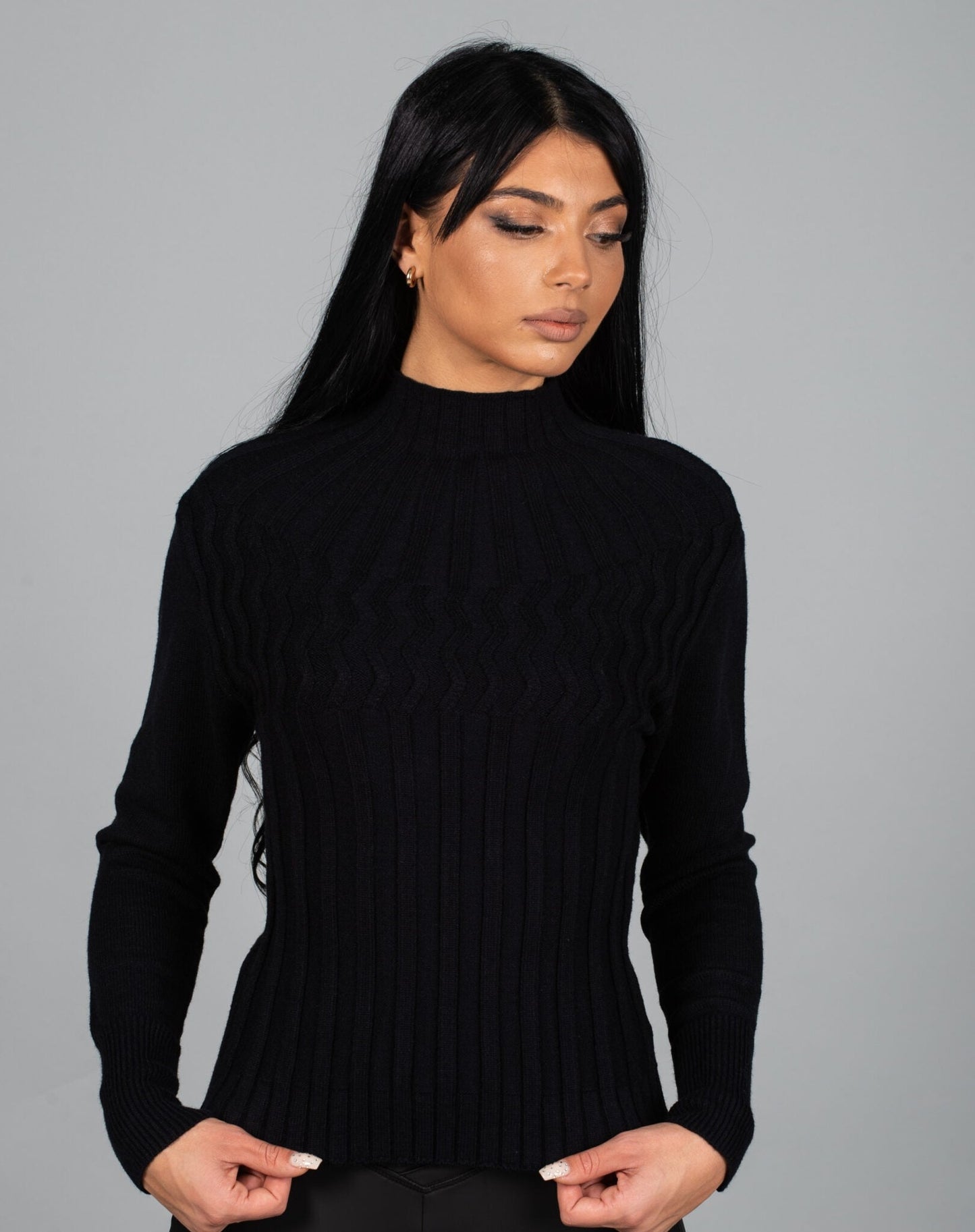 Дамска блуза LORNELA  https://bvseductive.com/products/дамска-блуза-lornela-1  60 % вискоза 40 % нилон топла дамска блуза в черен цвят модел по тялото с&nbsp; поло яка стил и топлина с блуза&nbsp;LORNELA
