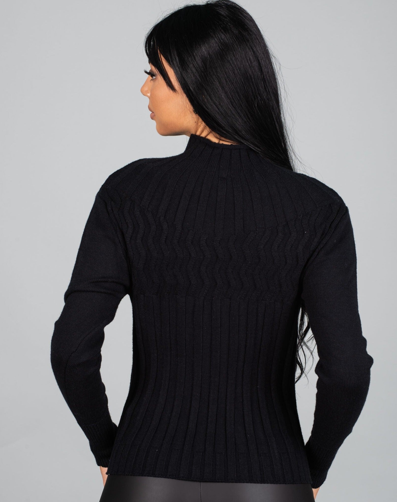 Дамска блуза LORNELA  https://bvseductive.com/products/дамска-блуза-lornela-1  60 % вискоза 40 % нилон топла дамска блуза в черен цвят модел по тялото с&nbsp; поло яка стил и топлина с блуза&nbsp;LORNELA