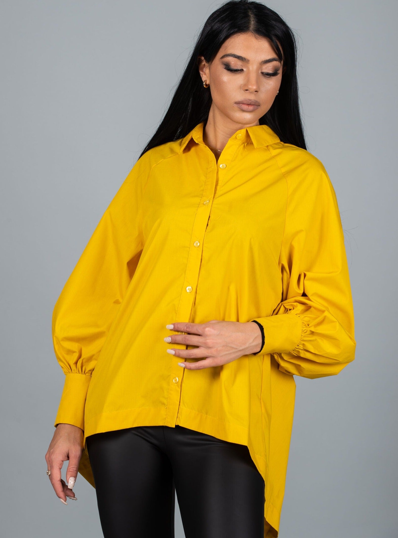 Дамска риза CLARINA  https://bvseductive.com/products/дамска-риза-clarina  20 % памук 80 % полиестер впечатляваща дамска риза в жълт цвят моделът е с асиметричен дизайн и ефектен гръб чудесно допълнение към Вашия аутфит