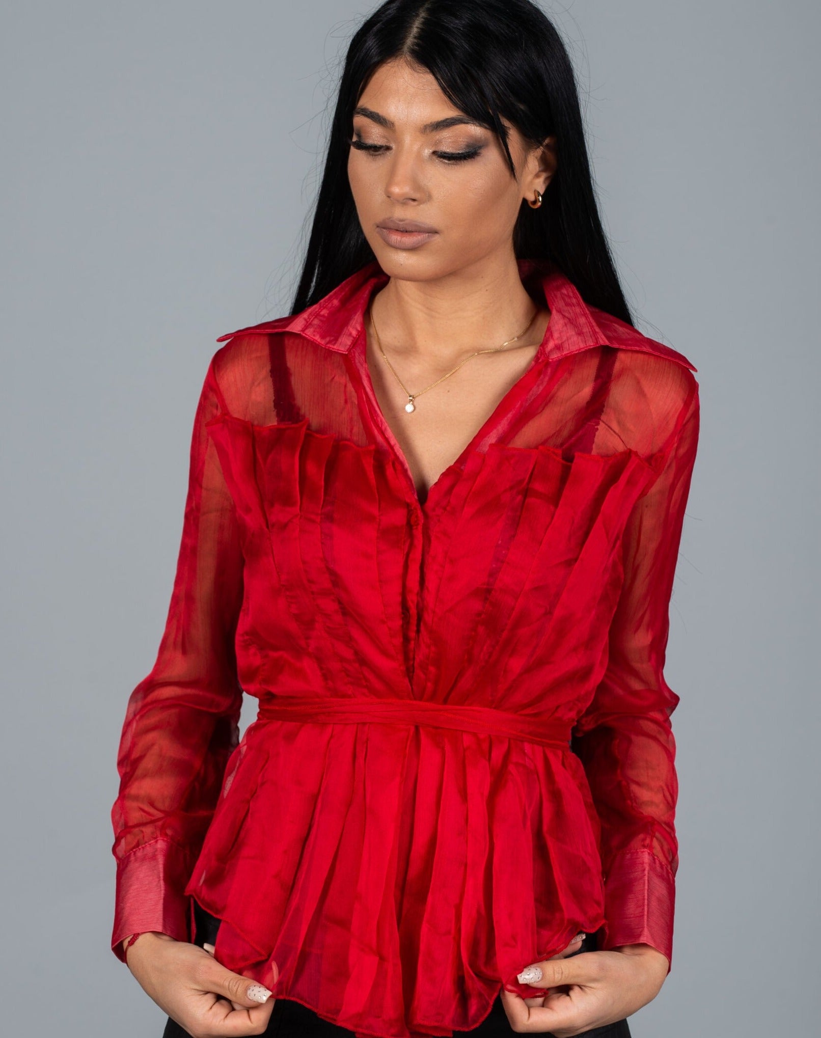 Дамска риза REONNA  https://bvseductive.com/products/дамска-риза-reonna-1  100% полиестер стилна дамска риза с атрактивен дизайн в червен цвят моделът е с набор на деколтето и коланче позволява да се комбинира разнообразно актуално предложение за сезон есен/зима чудесен избор за красива, женствена визия