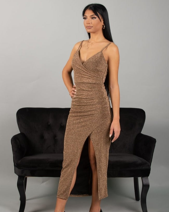 Дамска рокля VILETTA  https://bvseductive.com/products/дамска-рокля-viletta-1  100 % полиестер стилна рокля в кафяв цвят със силует, който описва женските извивки моделът с голяма секси цепка висококачествена изработка от приятна материя неустоимо предложение за Вашата модерна визия