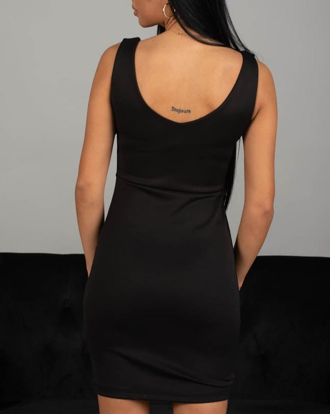 Дамска рокля MERONA  https://bvseductive.com/products/дамска-рокля-merona-4  90 % полиестер 10&nbsp; % ликра елегантна дамска рокля в черен цвят&nbsp; с ефектно сърцевидно деколте и гръб&nbsp; вталена кройка, подчертаваща женските извивки стилно предложение за визията Ви специална рокля, с която ще съберете всички погледи