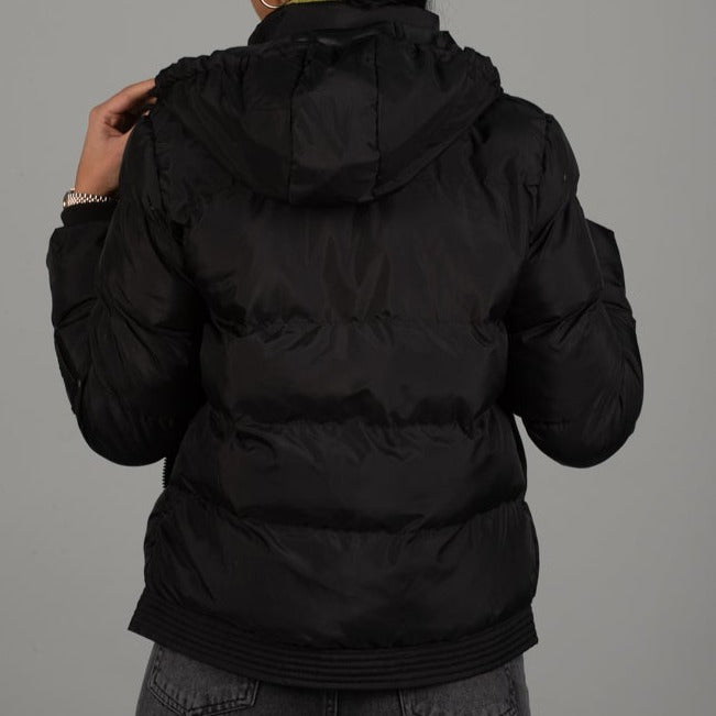 Дамско яке DEWILS  https://bvseductive.com/products/women-s-jackets-dewils  100 % полиестер модерно дамско яке моделът е с вата с ефектен къс дизайн с качулка и закопчаване с цип супер тренди предложение за младежка визия