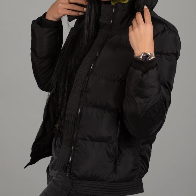 Дамско яке DEWILS  https://bvseductive.com/products/women-s-jackets-dewils  100 % полиестер модерно дамско яке моделът е с вата с ефектен къс дизайн с качулка и закопчаване с цип супер тренди предложение за младежка визия